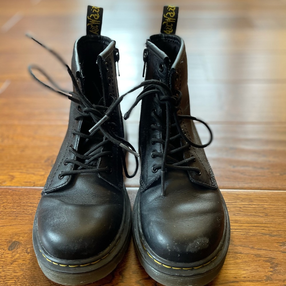 Girls classic Dr marten boots with side zipper
